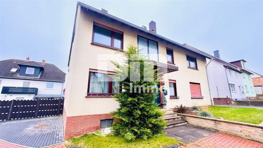 Gepflegtes Ein- bis Zweifamilienhaus + Garage, Terrasse und Balkon auf großem Grundstück - Titel Frontansicht